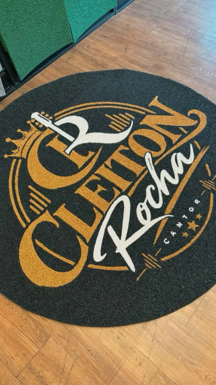 Tapete circular preto com o nome Cleiton Rocha em dourado e branco