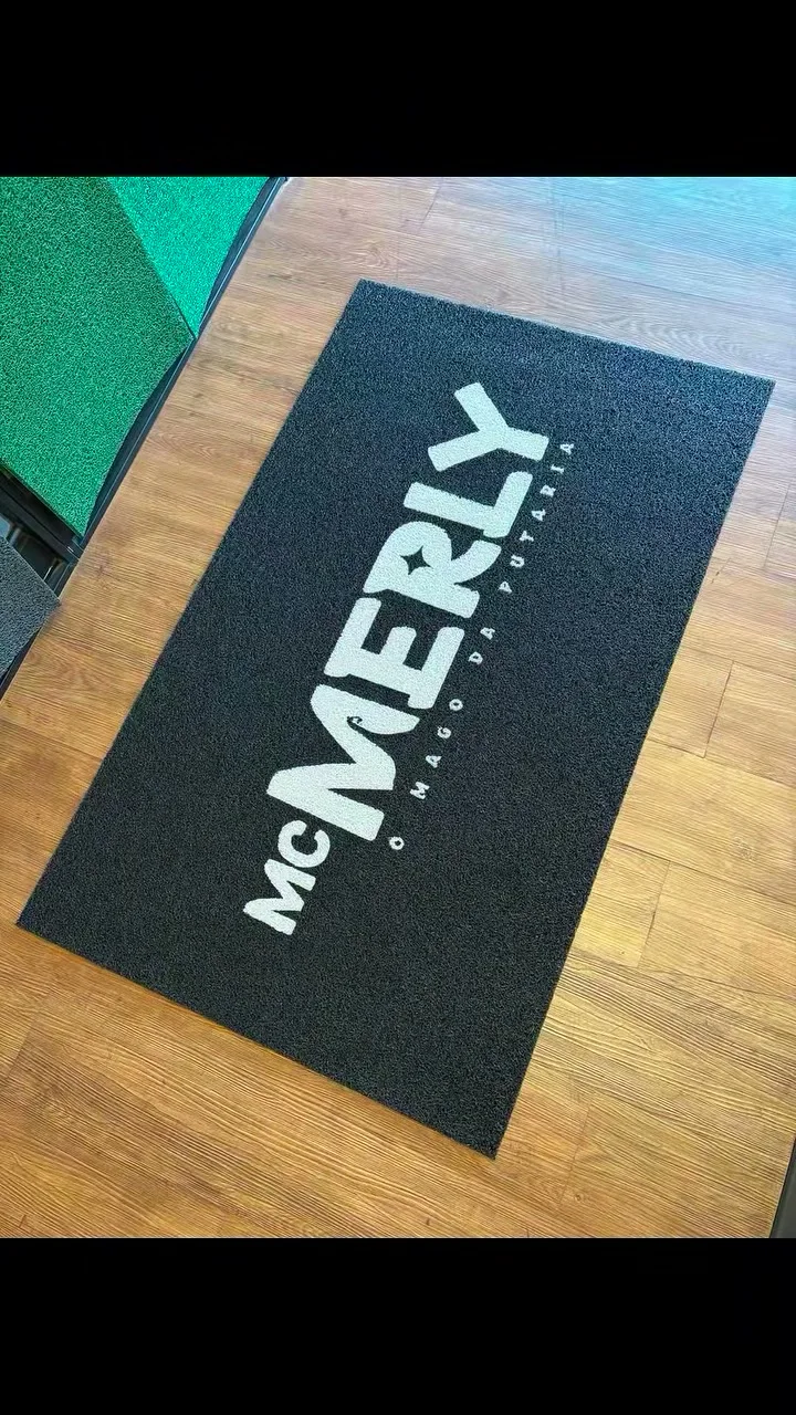 Tapete preto retangular com a marca MC Merly em branco