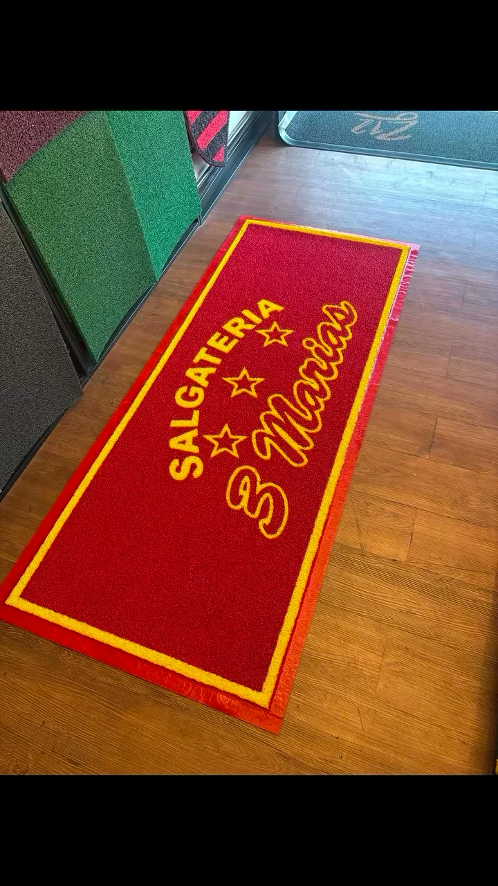 Tapete vermelho com borda amarela e a marca Salgateria 3 Marias